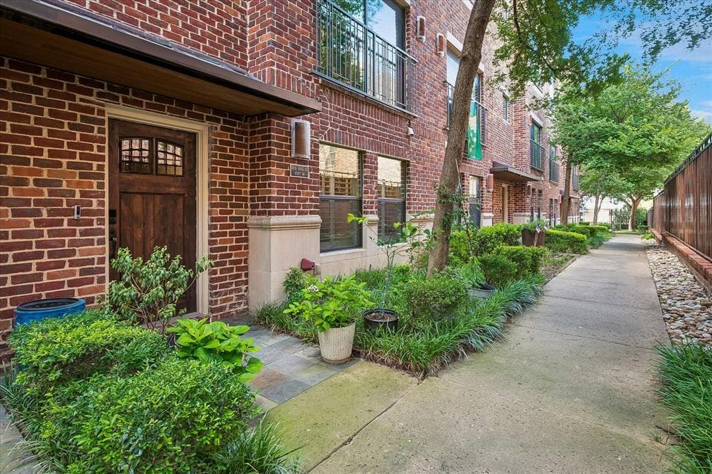2411 N Hall St Apt 36