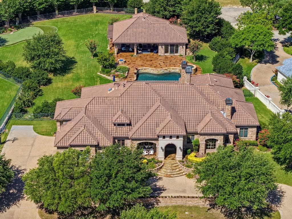 6705 Saucon Valley Dr
