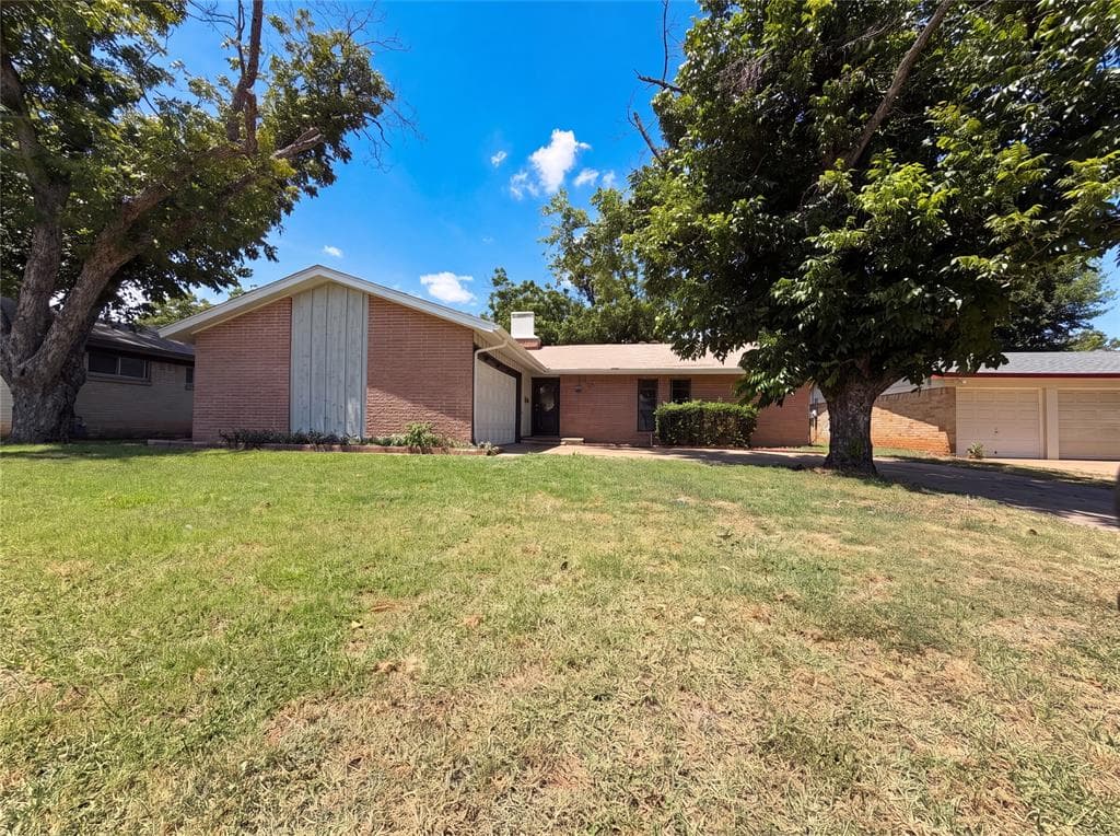 2111 Royal Oaks Dr