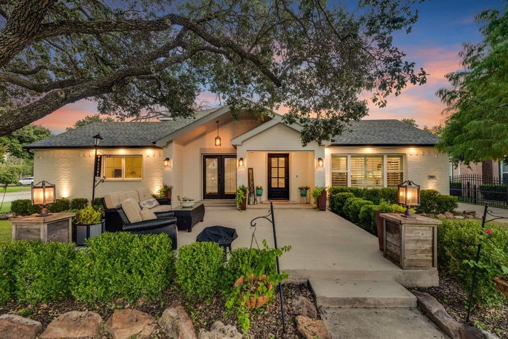310 Travis St