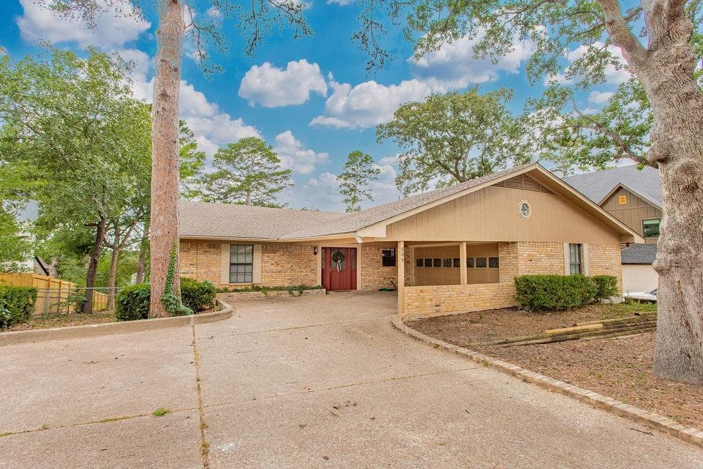 304 Harmony Ln