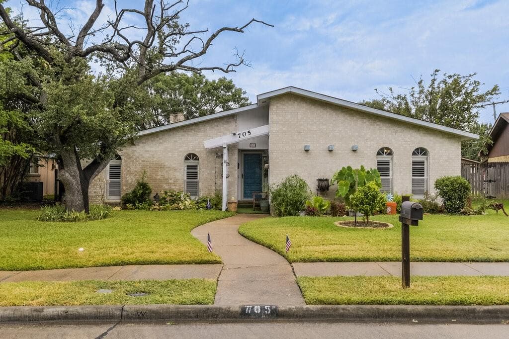 705 Bluebonnet Dr