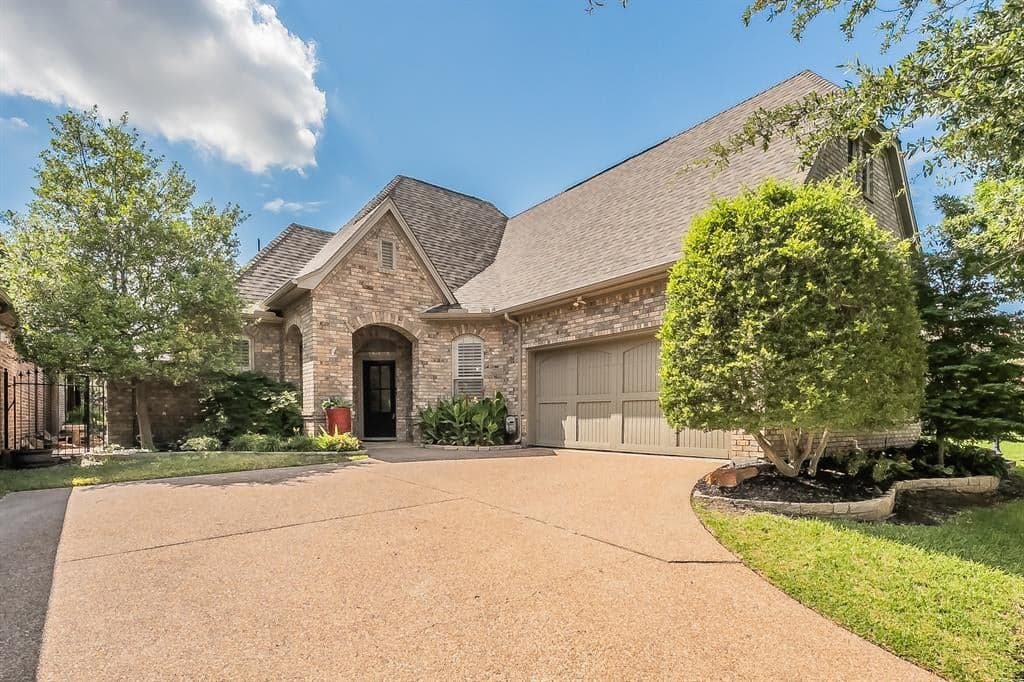 210 La Fontaine Ln