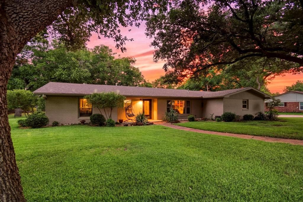1926 Willow Dr