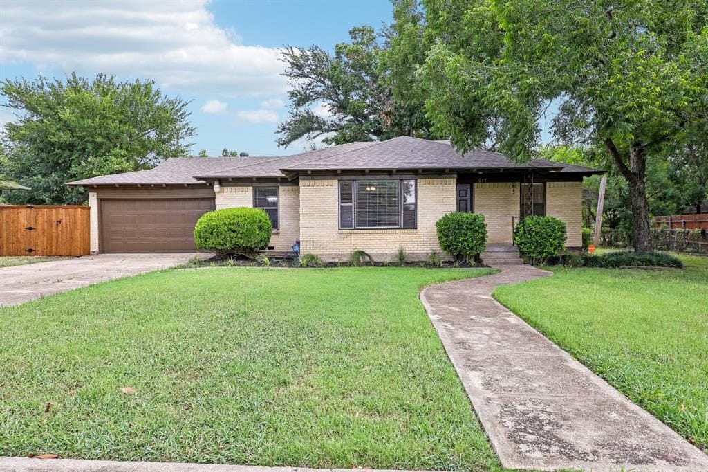 917 De Witt Cir