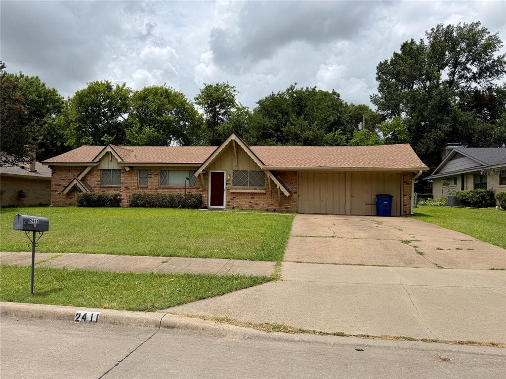 2411 Woodlawn Dr