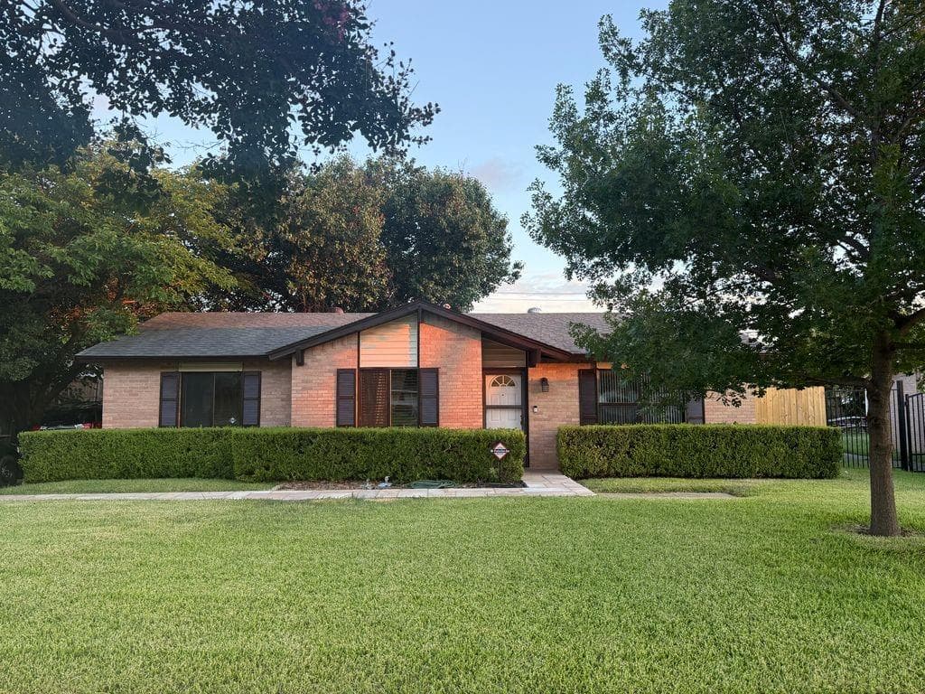 3526 W Rochelle Rd