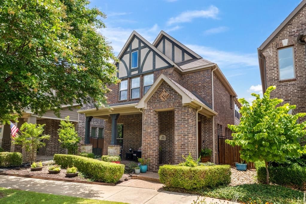 1207 Harris Hawk Way
