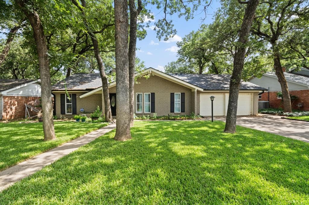 1217 W Redbud Dr