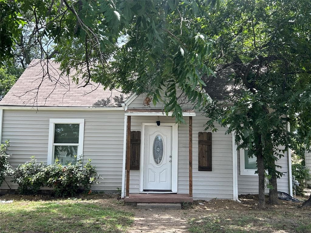 600 E Robert St