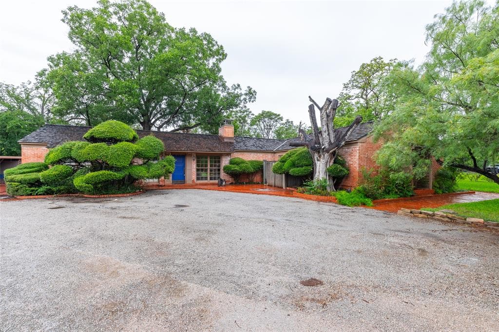 325 Elm Cove Dr