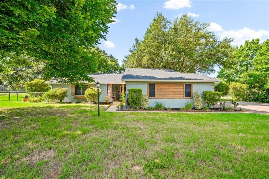209 Live Oak Ln