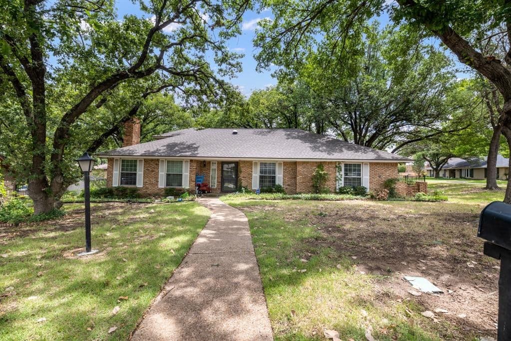 1707 Woodridge Cir