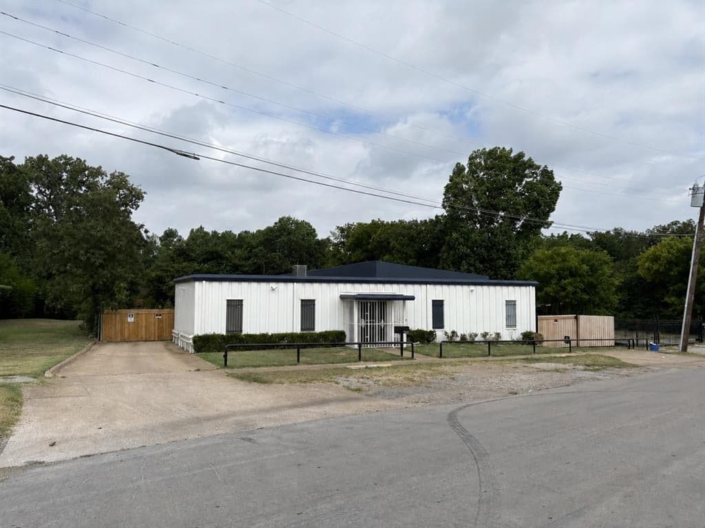 2211 Lamont Ave