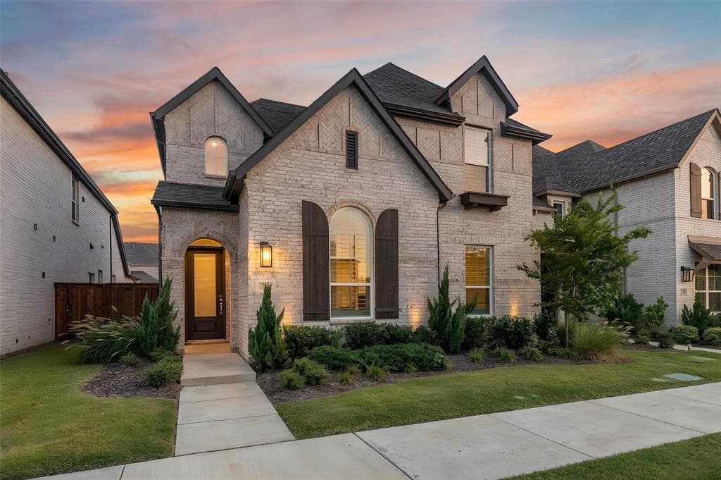 2704 Acadia Mews