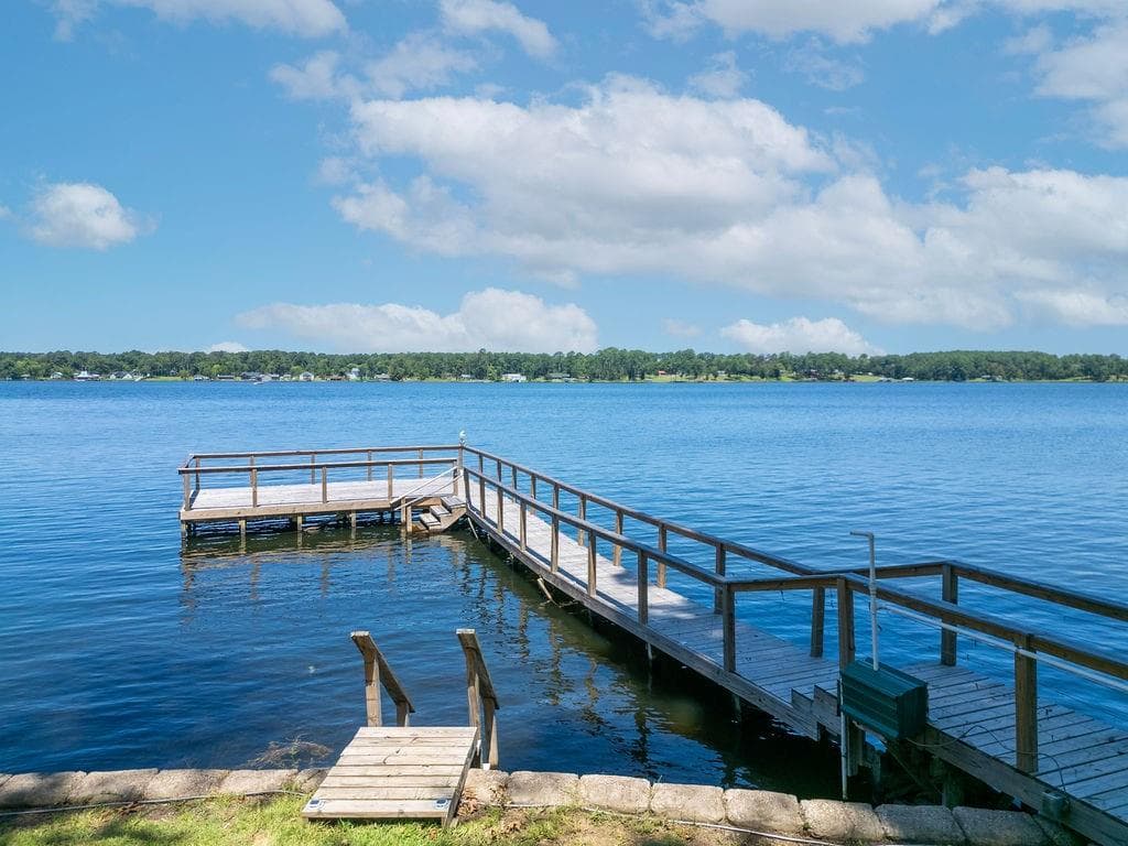 208 Southshore Dr