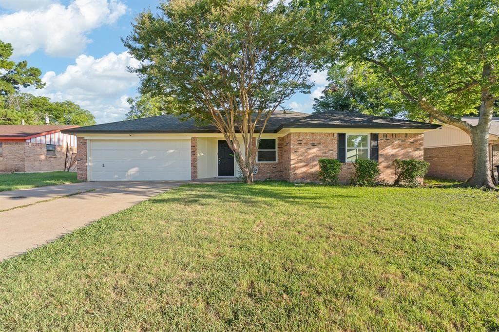 1206 Hemphill Dr