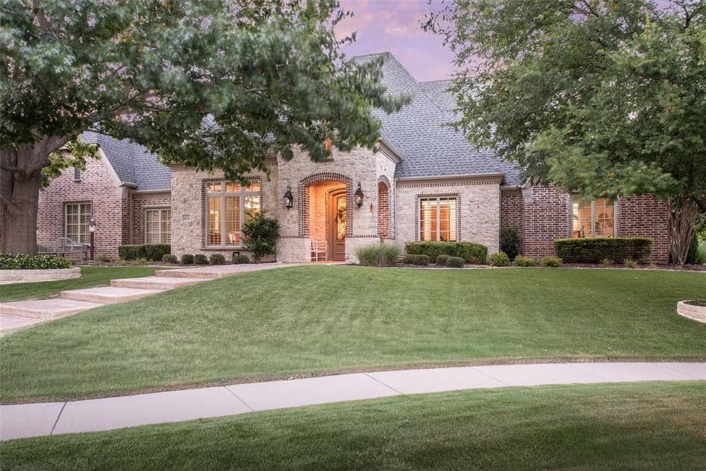 2701 Fair Oaks Ln