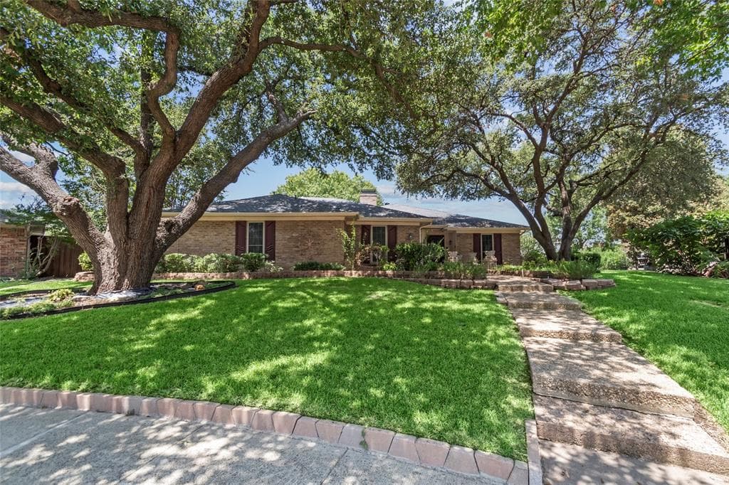 3233 Chimneyrock Dr