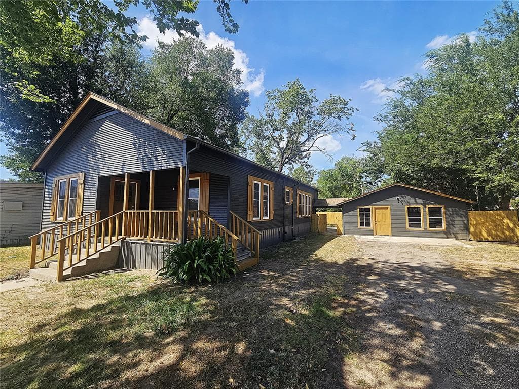 305 W Sabine St