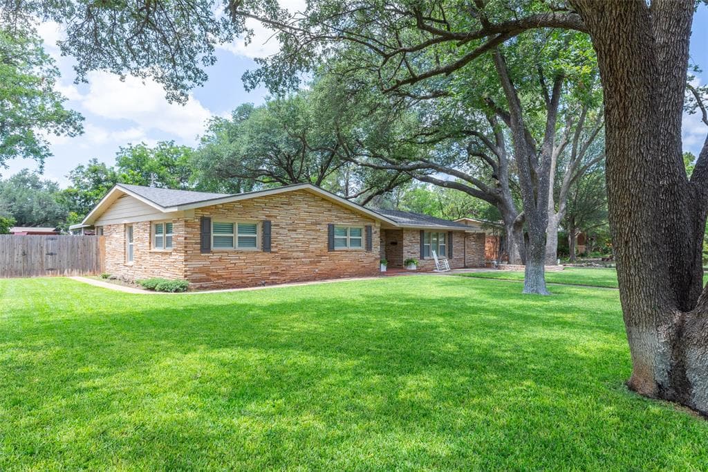 1518 Elmwood Dr