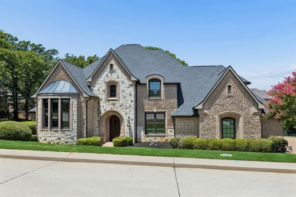 3075 Whispering Oaks Dr
