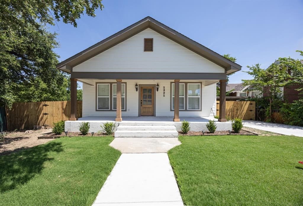 1321 E Magnolia Ave