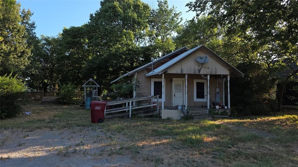 208 E Austin St