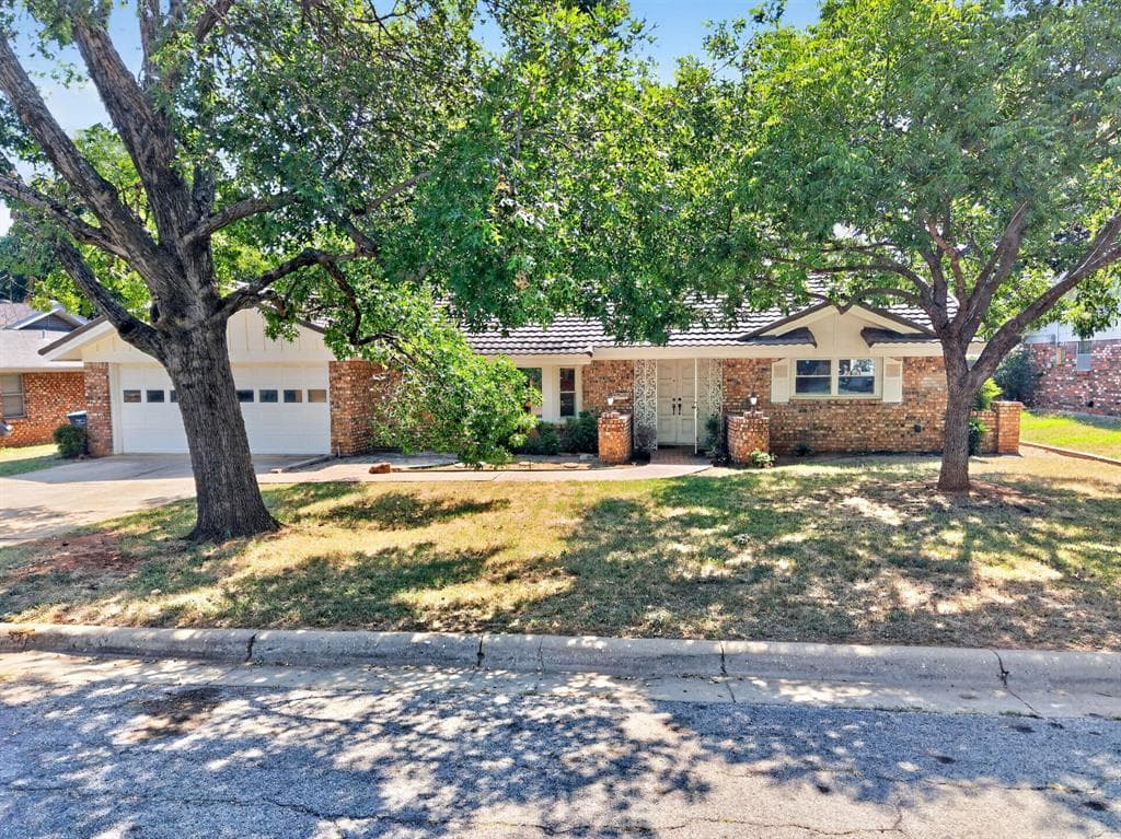901 Lake Charles Ave
