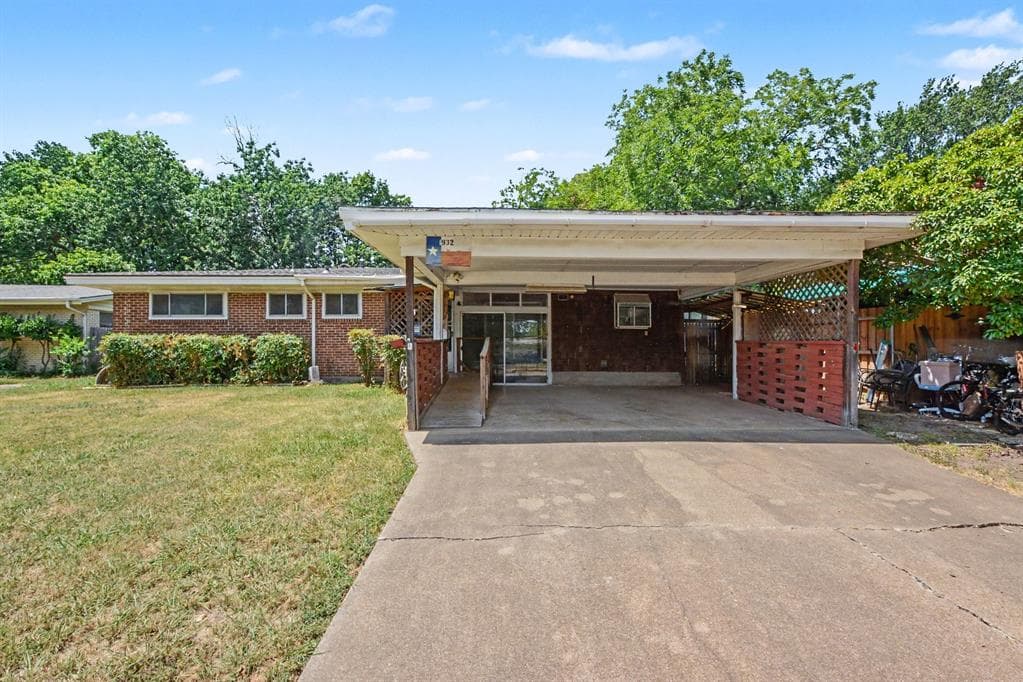 1932 Pilgrim Dr