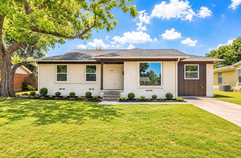 1225 Bluebird Ln