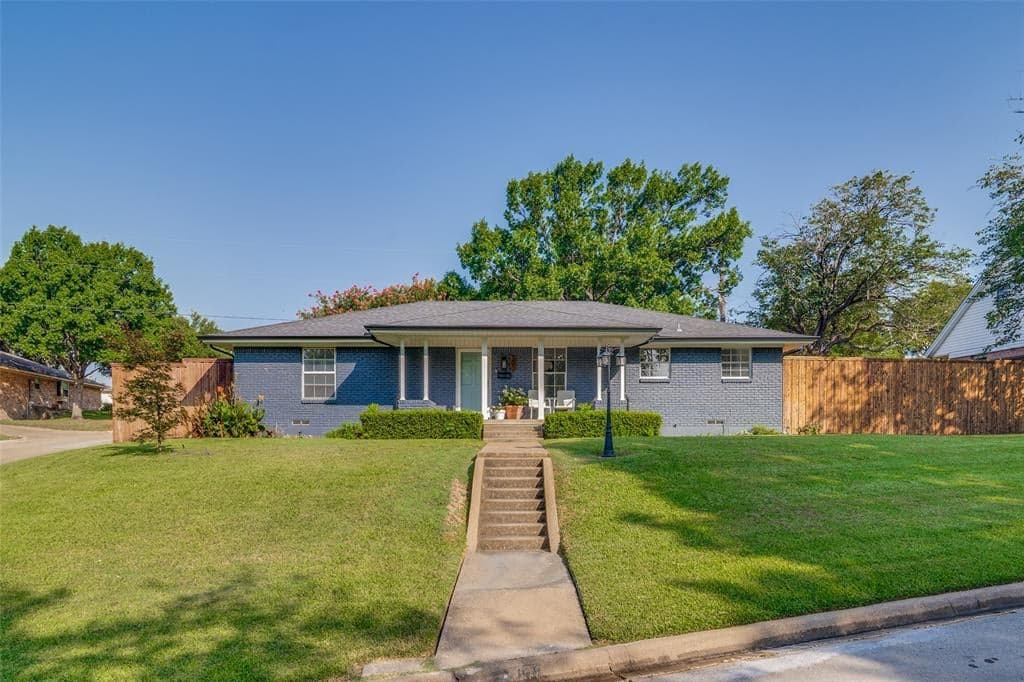 301 Valley Dr