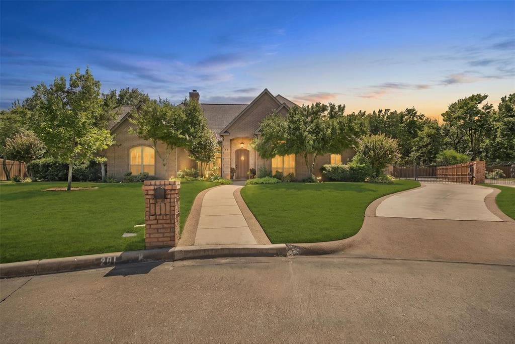201 Rochelle Ct
