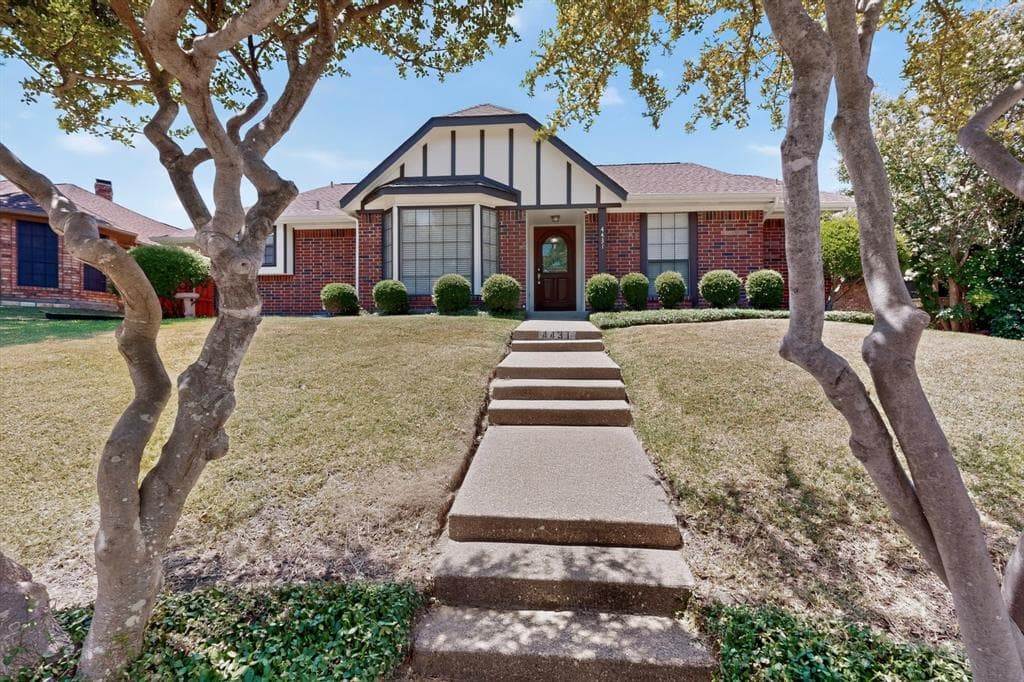 4431 Silverthorn Dr