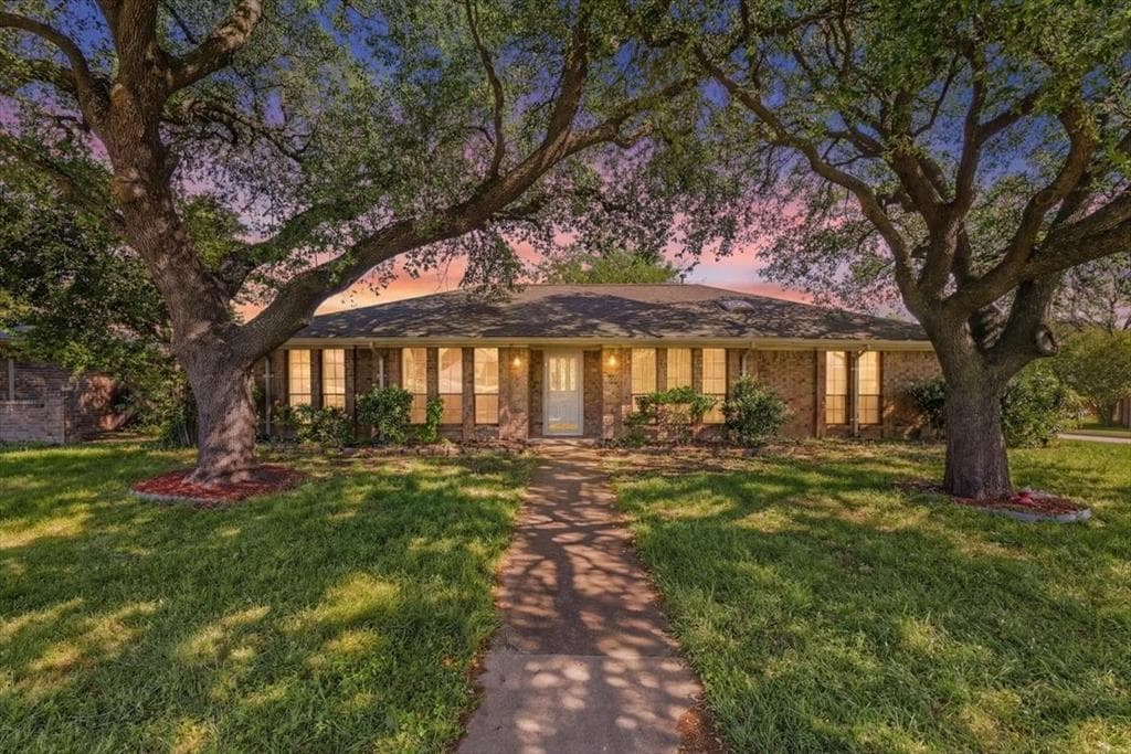 2301 Claridge Cir