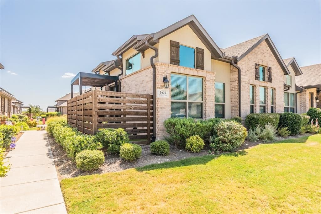 1634 Dewberry Ln