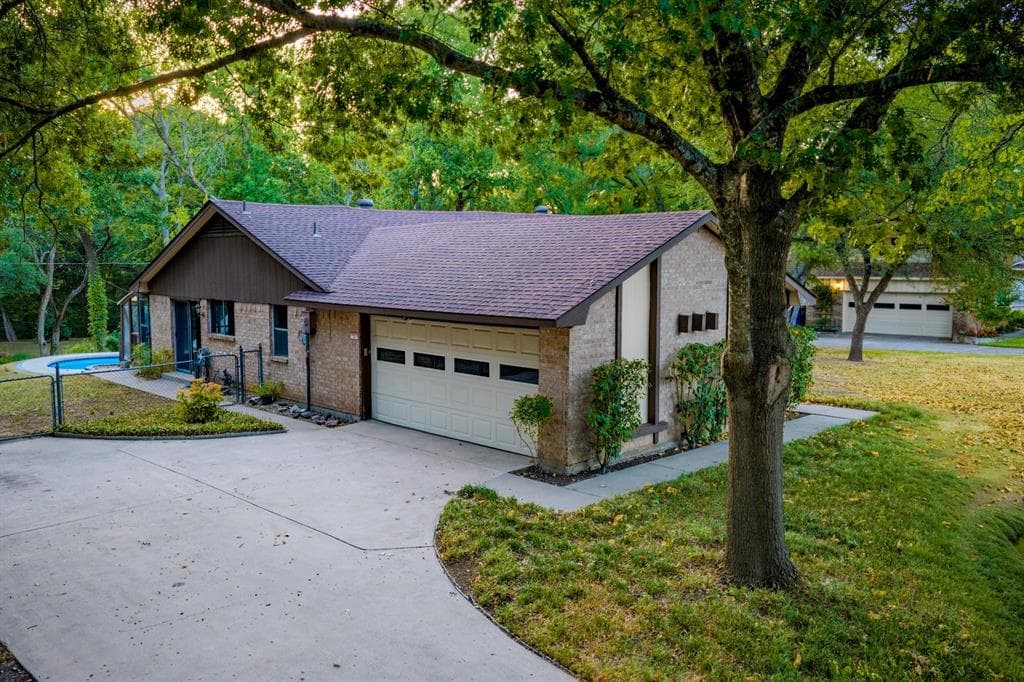 305 Shadowwood Trl