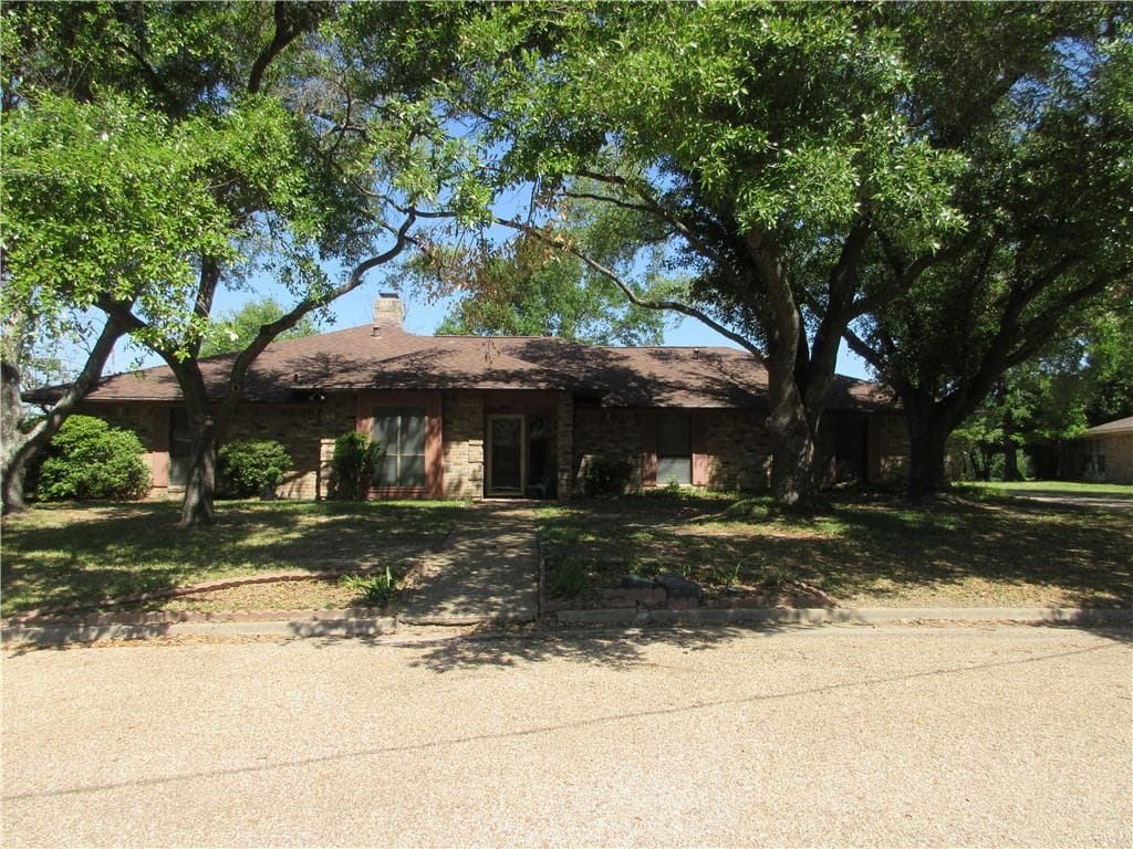 213 Country Club Dr