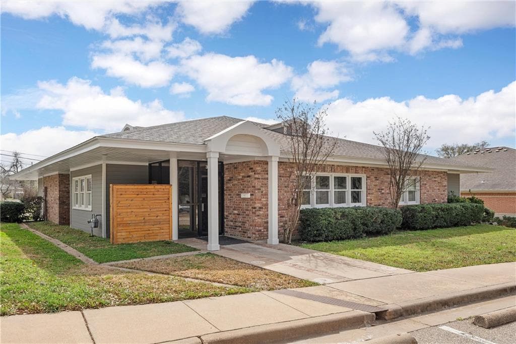 3408 Hillcrest Dr