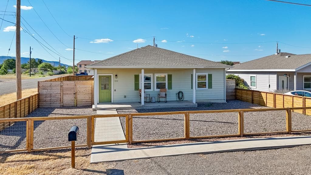 1609 W Uvalde St