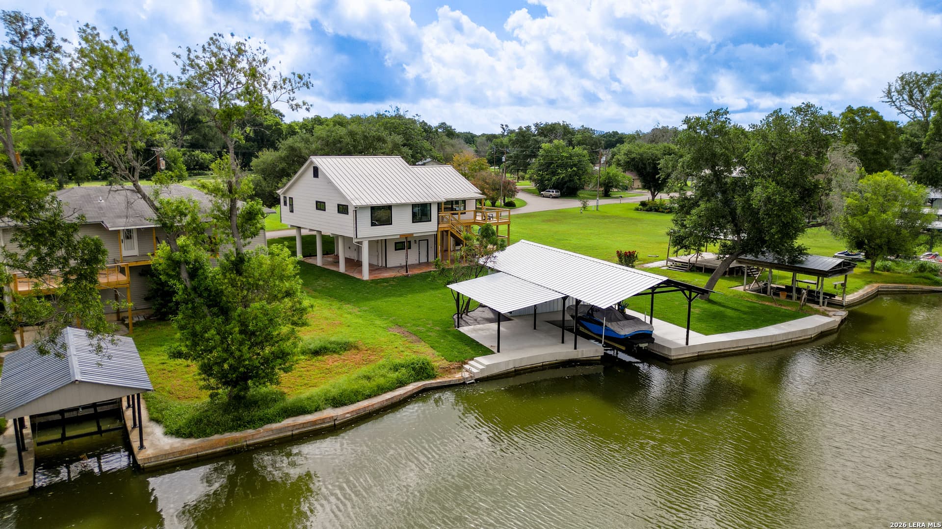 136 Lakeside Dr