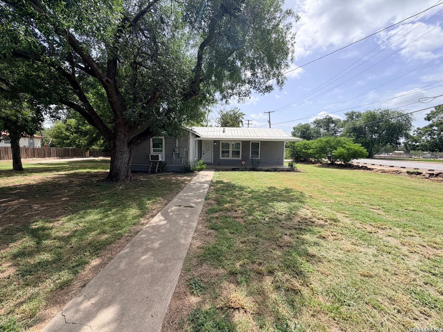 1404 N Main St
