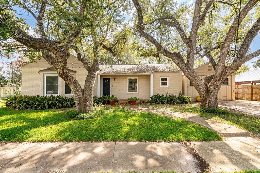 608 E Corpus Christi St
