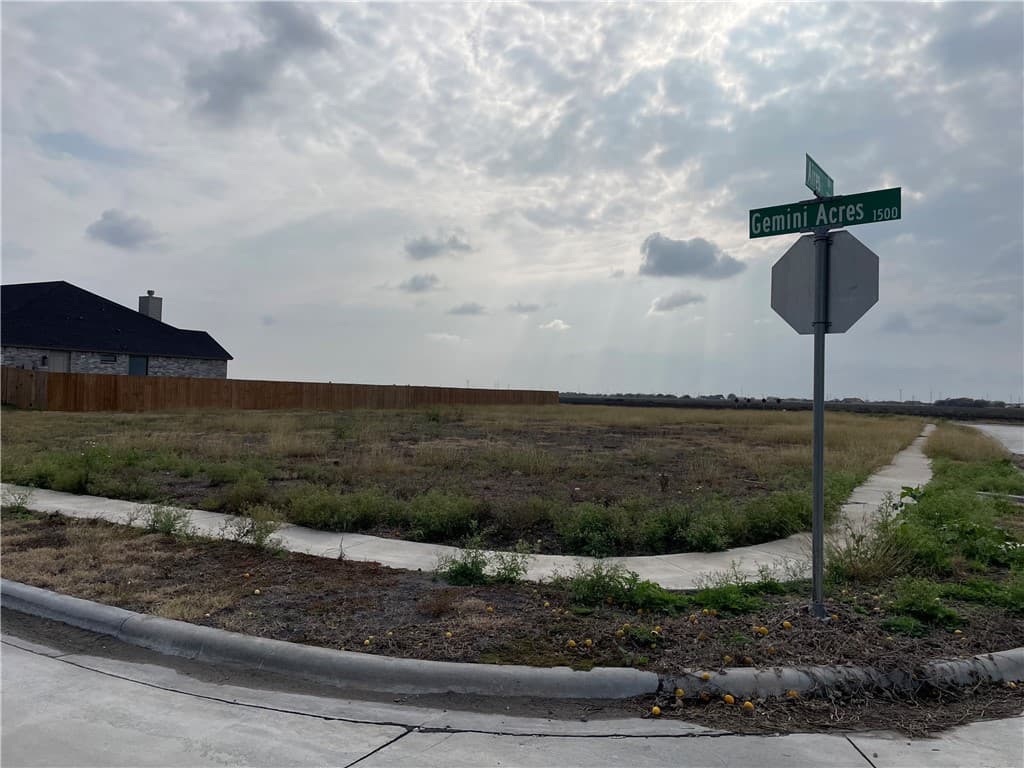 1517 Gemini Acres St