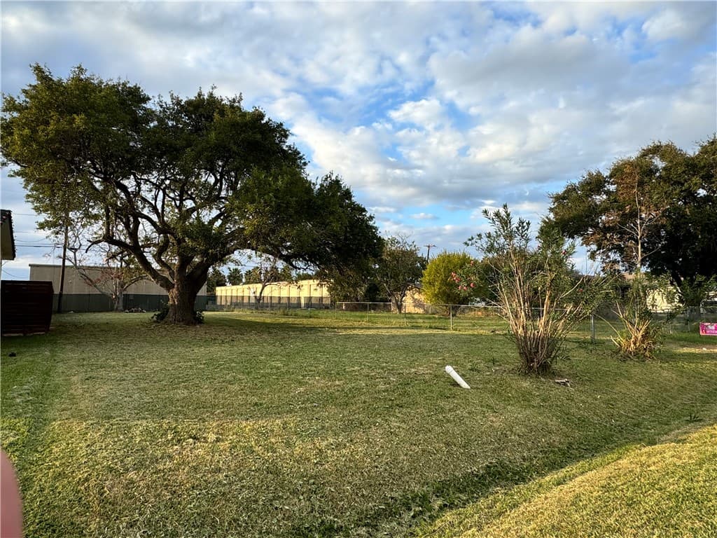 1210 Baywood Ln