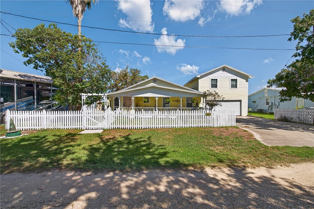 107 E Lakefield Dr