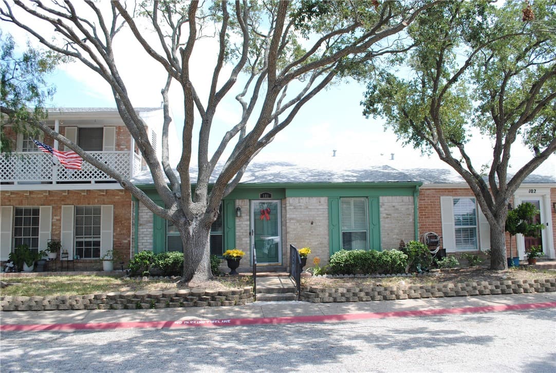 101 Townhouse Ln