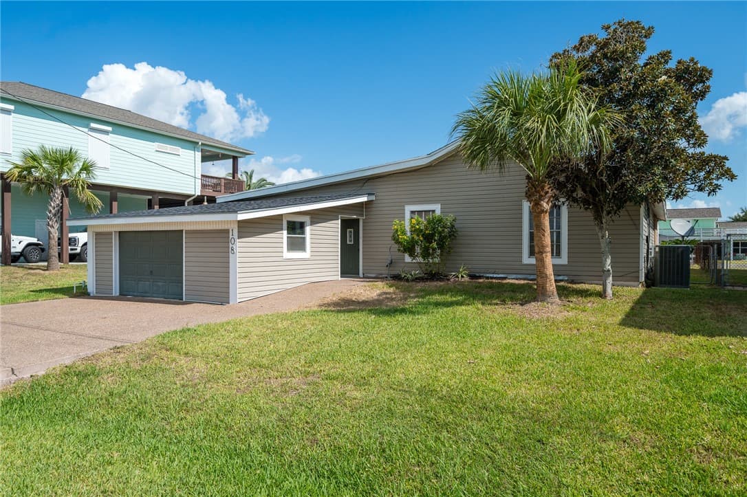 108 Palm Dr