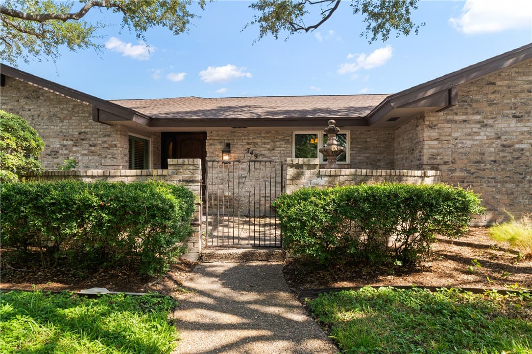 749 Meadowbrook Dr