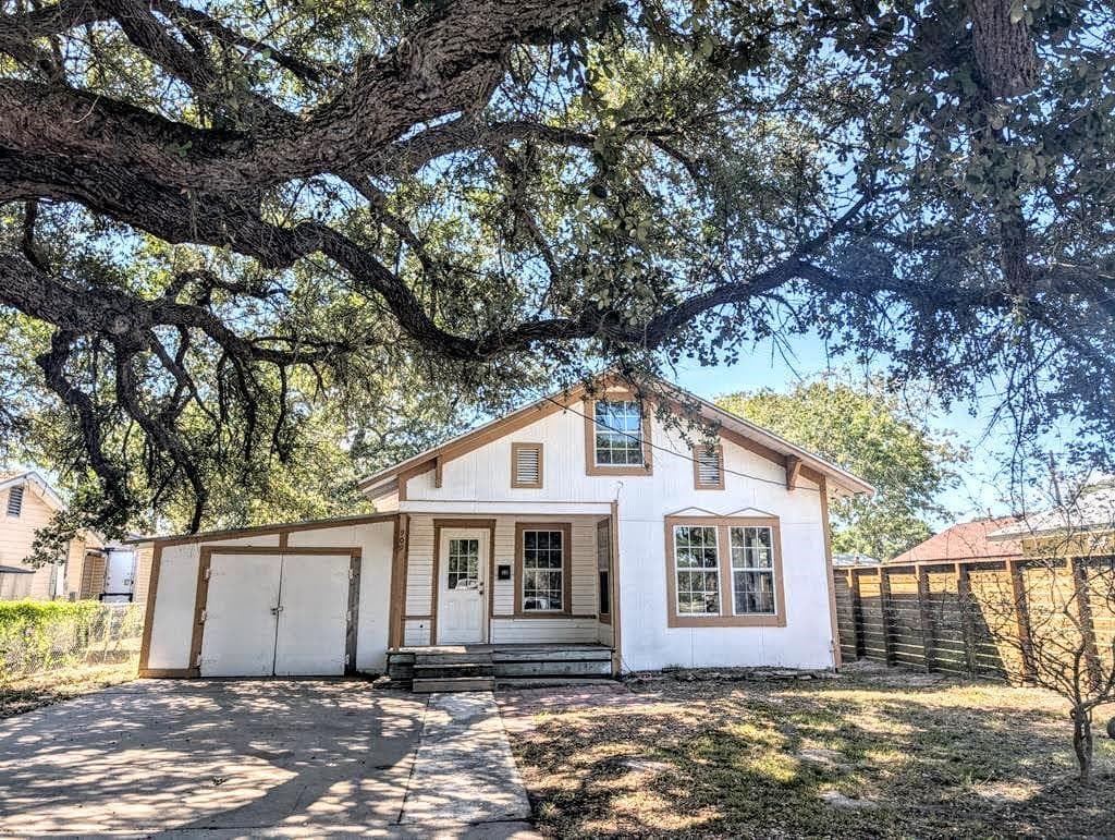 909 N Live Oak St